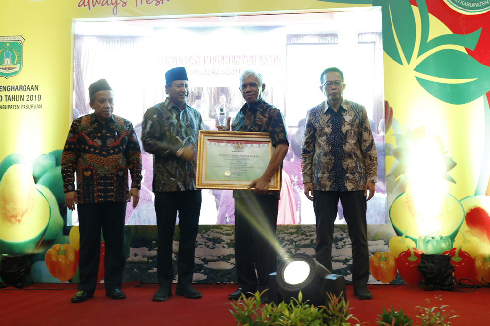 Bupati Pasuruan Beri Penghargaan Kepada OPD Dan Unit Kerja Terbaik Dengan Nilai SAKIP Terbaik Di Lingkungan Kabupaten Pasuruan